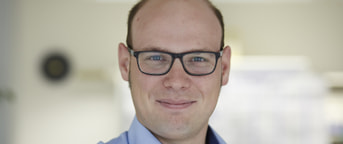 Junger Mann mit Brille Giovane uomo con occhiali